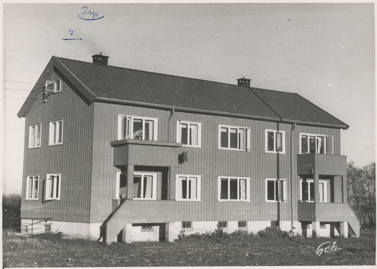 Firemannsboligen eller "grønnboligen", bygd på 1950-tallet som bolig for ansatte på Ekne offentlige skole. Huset har i dag adresse Falstadvegen 31. Bildet er trolig tatt på midten av 1950-tallet.
