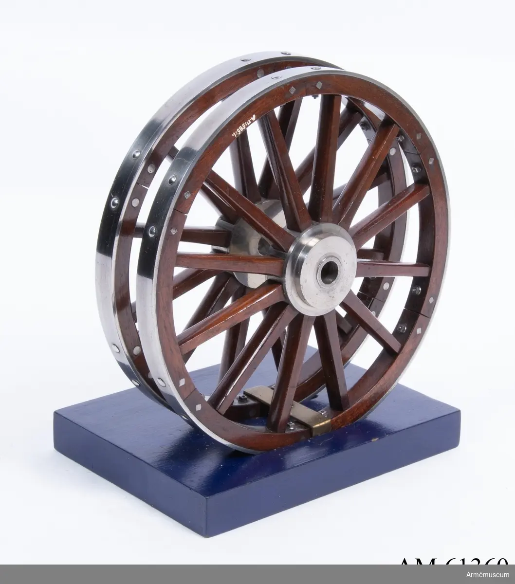 Grupp F I.
Skala 1/8.
Till modell av 23 cm framladdningsbombkanon m/1840. Kapten F A Spaks katalog 1888. Dylika hjul användes även till lavettage m/1846 för 23 cm slätborrade framladdningsbombkanoner.