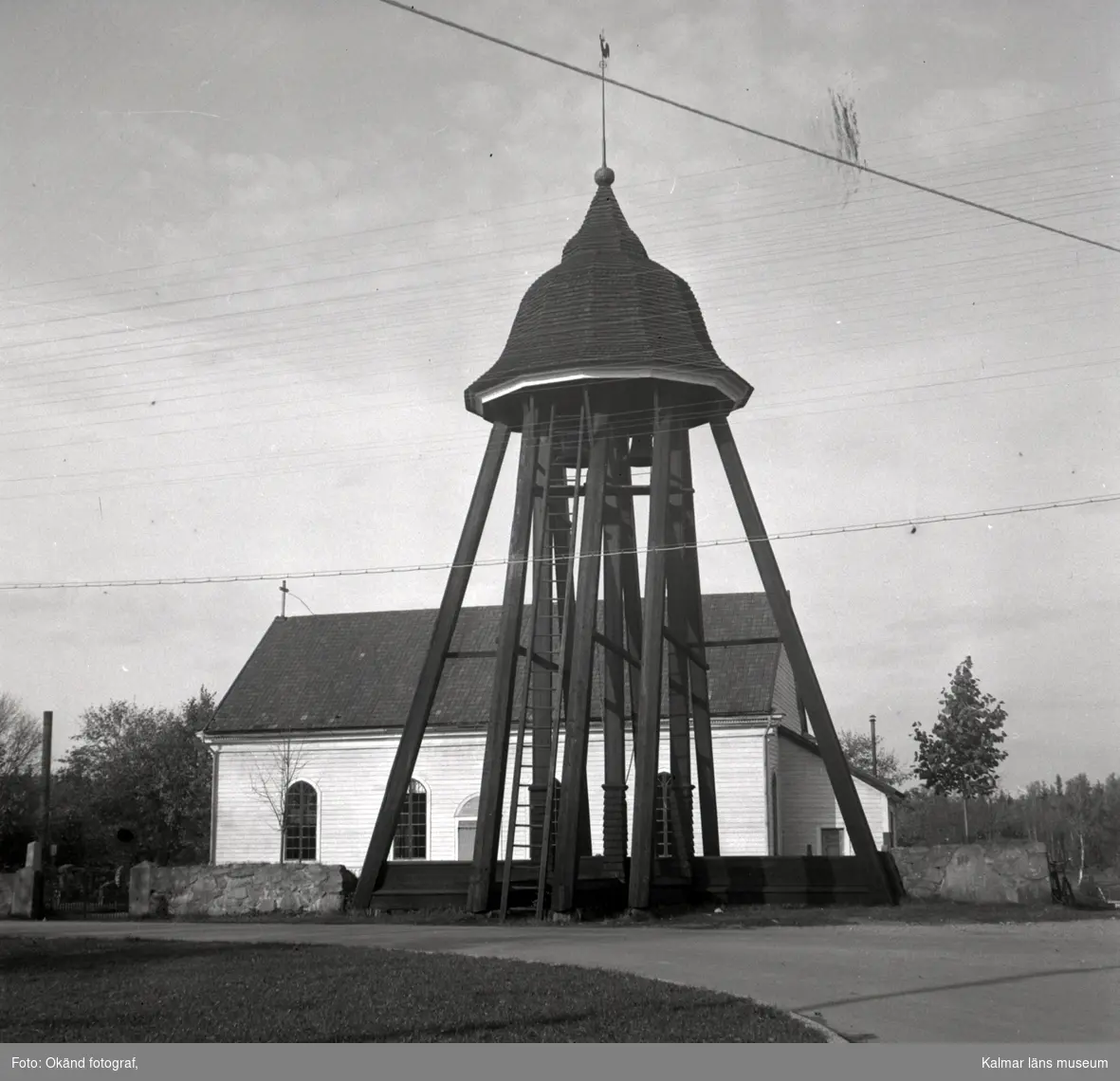 Karlslunda kyrka. Kyrka och klockstapel med formen av en klocka i.
