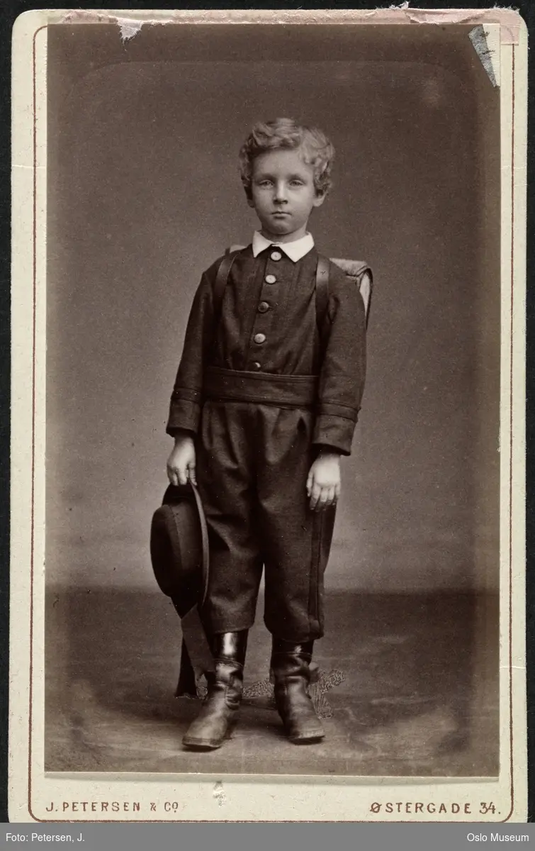 portrett, gutt, stående helfigur, skoleransel, hatt i hånden