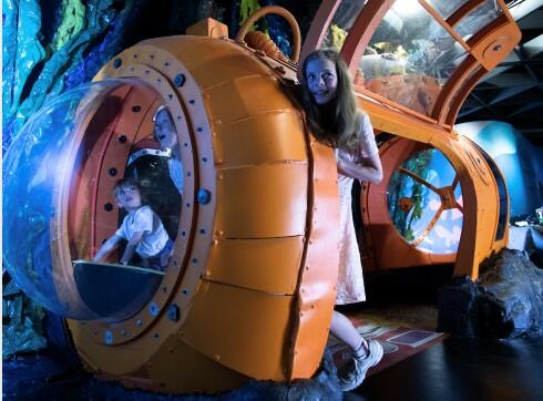 barn som står i ubåten i utstillingen "Oppdag havet" (Foto/Photo)