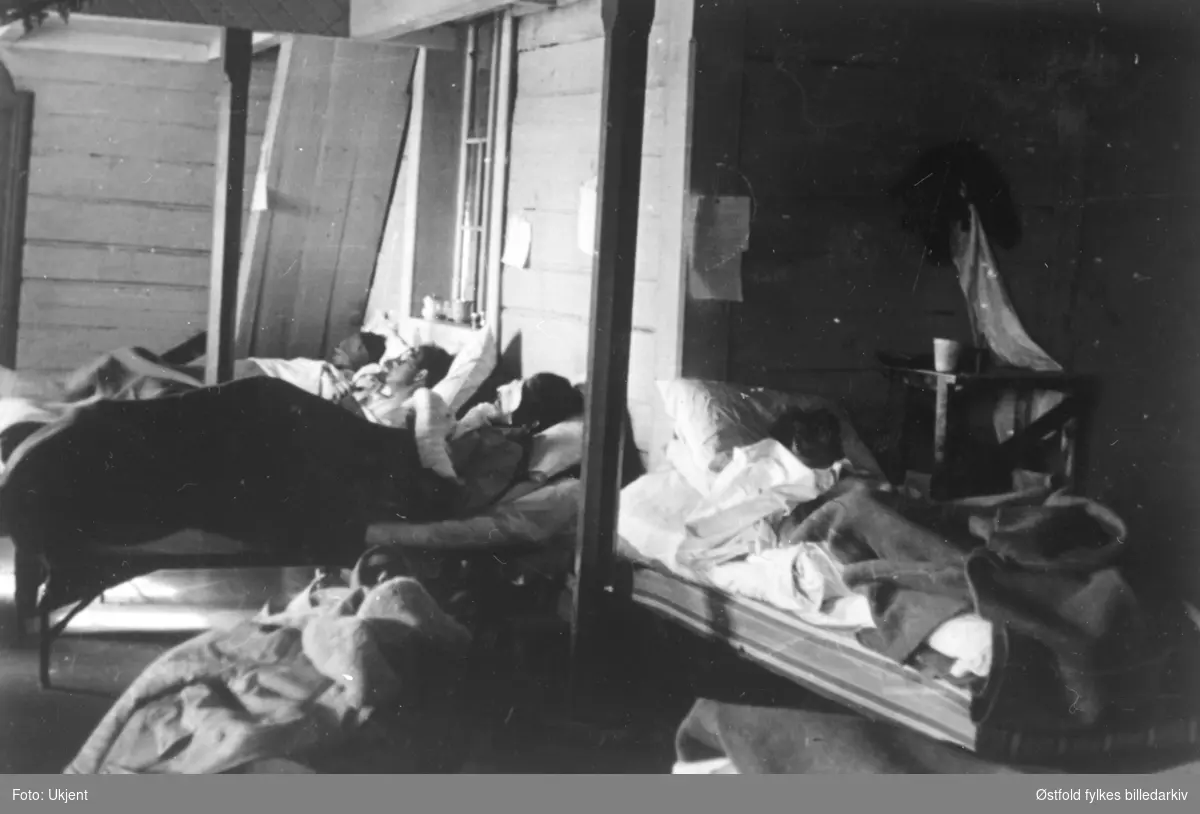 Norske polititropper fra Sverige etter innmarsj i Karasjok,  Finnmark 1944. Karasjok gamle kirke ble brukt som lasarett, interiør fra kirka med sykesenger, flere pasienter.