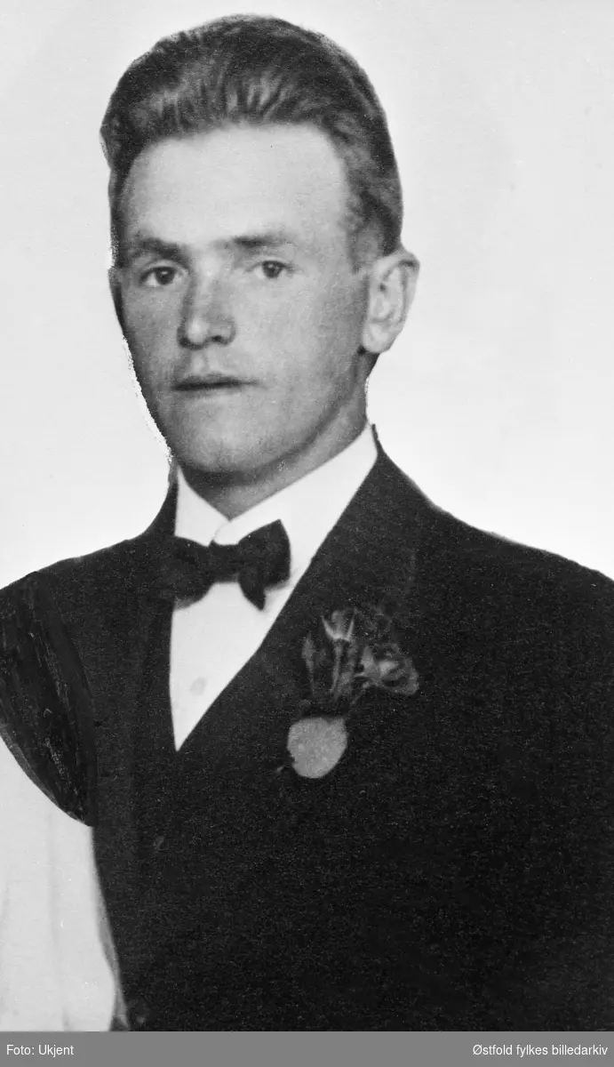 Arne Omvik, sønn av Augusta og Andreas Omvik. Født i Øymark. Omvik falt i kampene ved Fossum bru i Askim i aprildagene 1940.