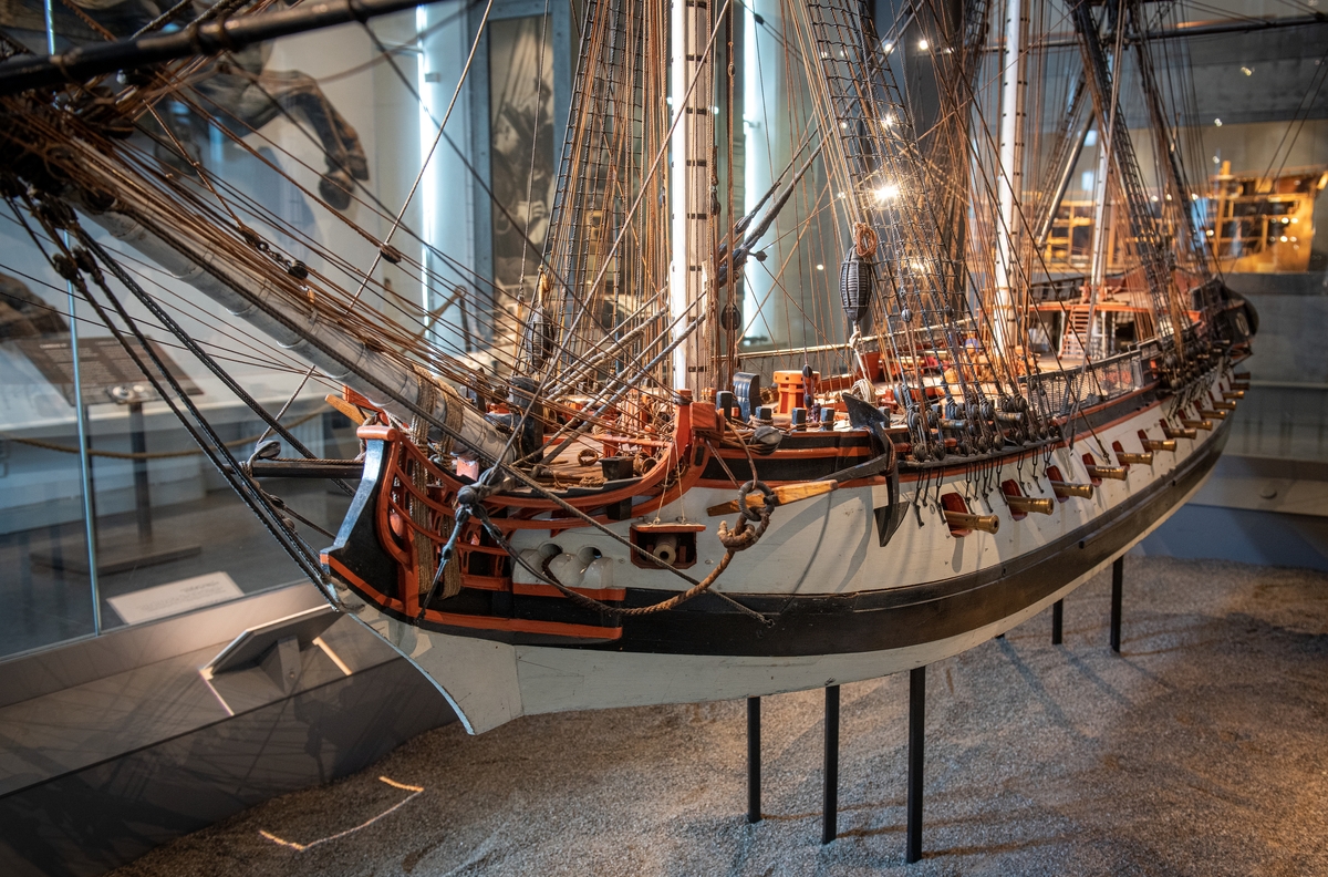 Vattenlinjemodell av fregatt av BELLONA-typ i skala 1:16. Tillverkad i modellkammaren vid Karlskrona örlogsvarv efter ritningar av Fredrik Henrik af Chapman.
