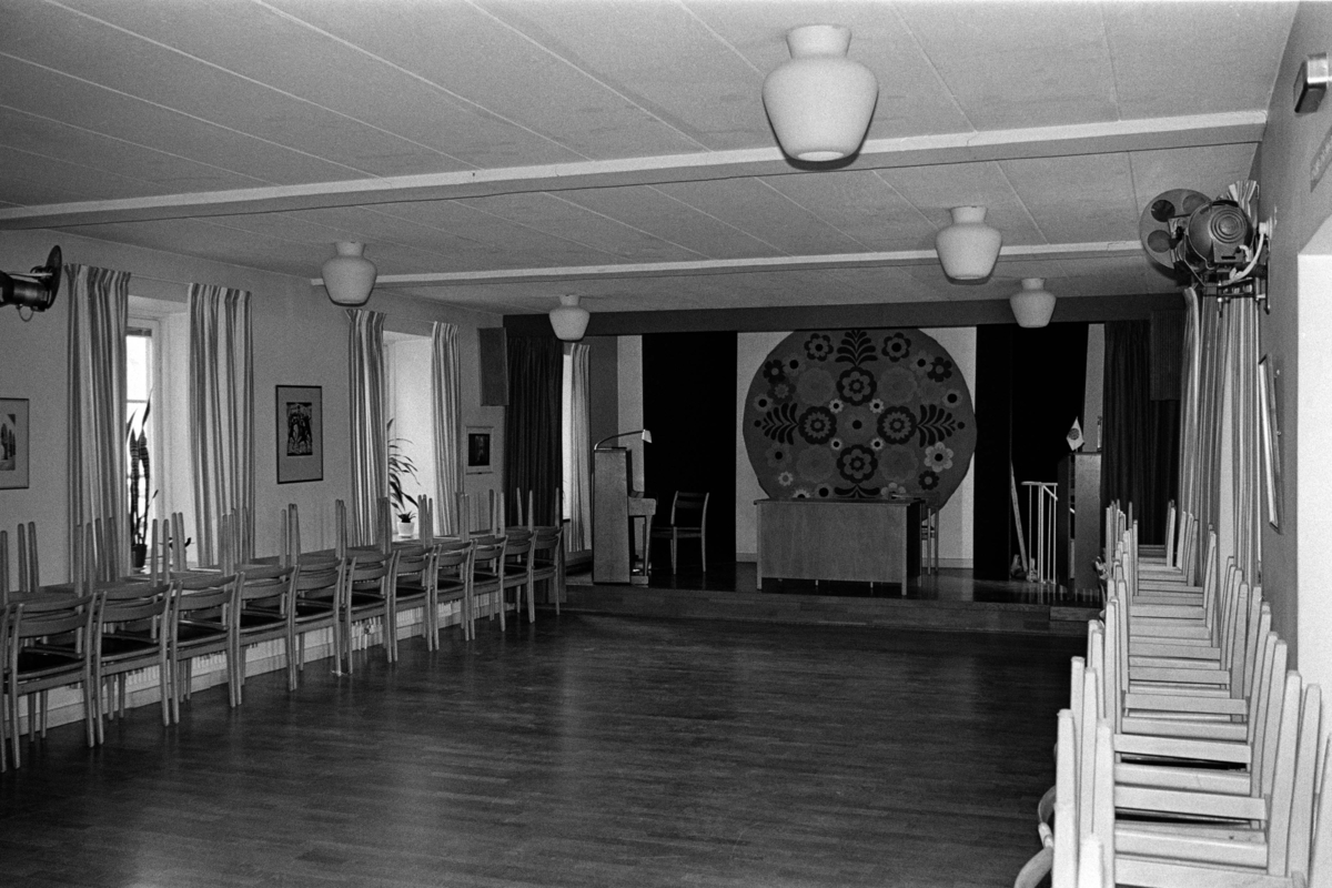 Exteriöra och interiöra bilder av Godtemplarnas hus på Slottsgatan 6 i Västerås. Bilderna är tagna i samband med stadsbyggnadskontorets byggnadsminnesinventering under 1970-talets första hälft.