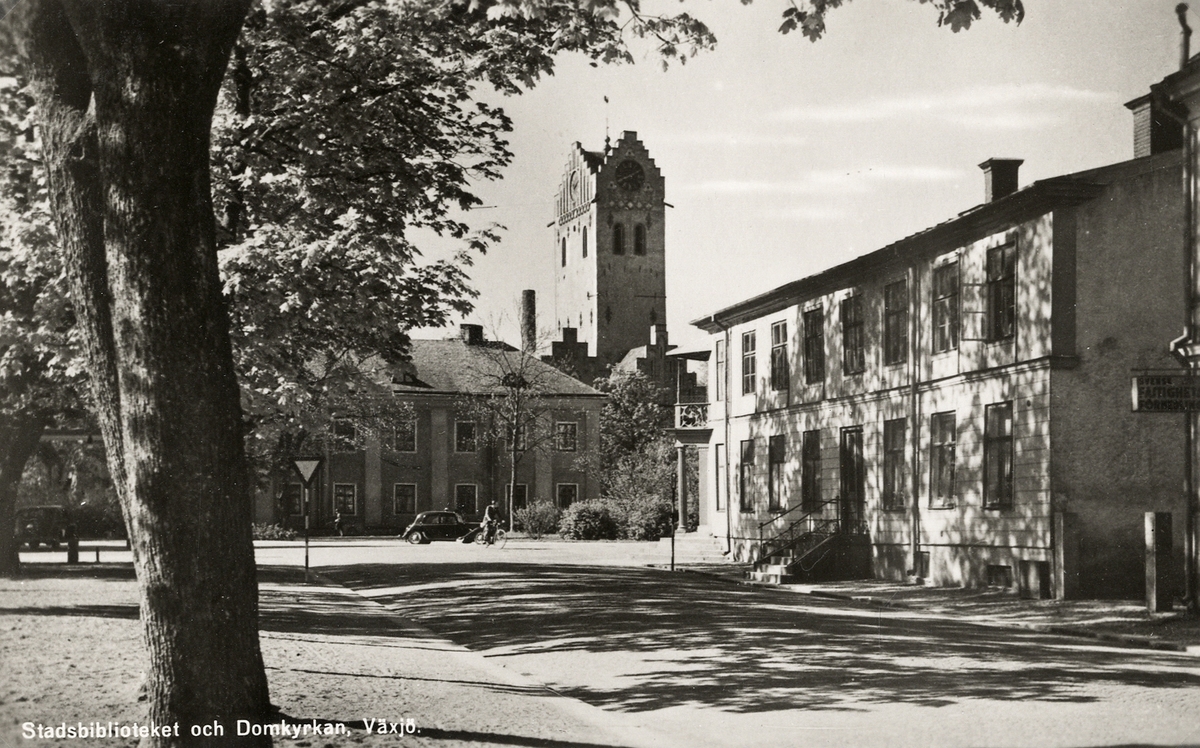 Dåv. stadsbiblioteket (numera Karolinerhuset) och domkyrkan i Växjö, ca 1940. Till höger syns hörnhuset i korsningen Skolgatan - Storgatan (kvarteret Djeknen).