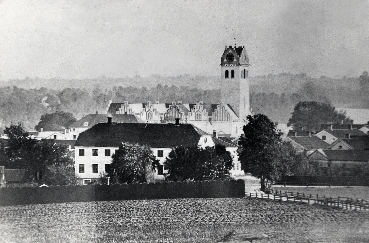 Växjö från nordväst, ca 1880. I förgrunden syns den s.k. von Baumgartenska gården i kvarteret Gripen, byggd i slutet av 
1700-talet av kommerserådet Bergius. Till vänster om den skymtar Karolinerhuset och bakom detta syns domkyrkan med 
sitt torn.