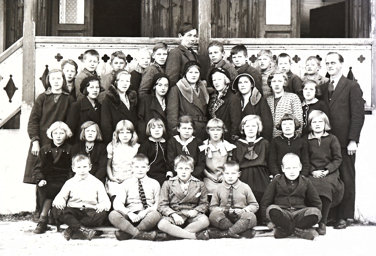 Skolebilde nedre Jondalen skole, lærer John Gjestrud (1897-1954).