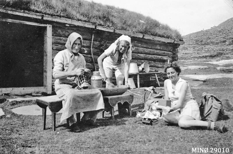 Bakka-setra, Folldal. Marit Ellandsdatter Bakken (med bundingen) har besøk av to bydamer, ca. 1944-45. Foto: Anno Musea i Nord-Østerdalen. (Foto/Photo)