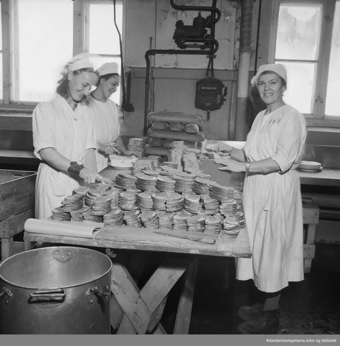 Oslofrokosten lages. Gerd Magnussen, Nancy Walton og Ruth Schjørten på Oslo Kommunes kjøkken i Lakkegata 79. Januar 1948