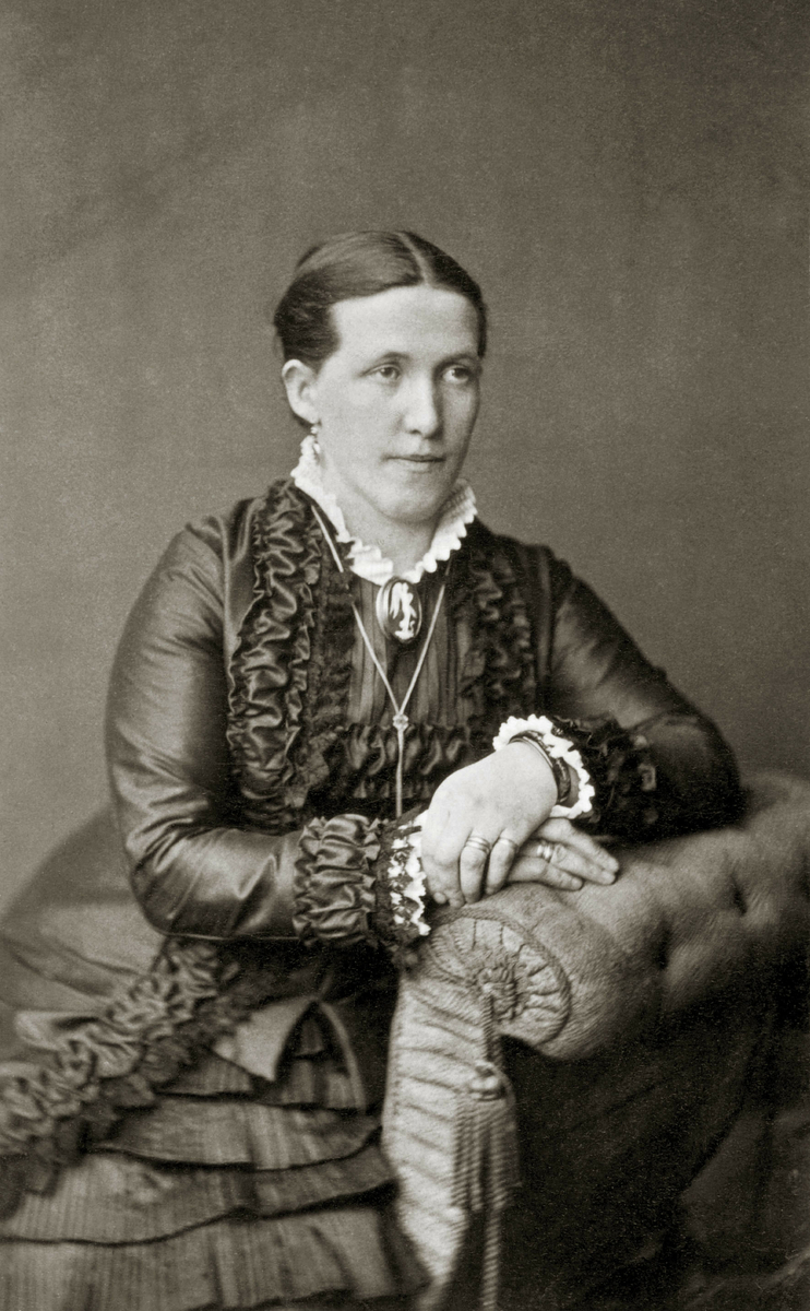 Et visittkortportrett av fru Fransiska Sundfær (født  Moe) Vadsø. Hun var først gift med baker Kristoffersen, andre gang med Radman Sundfær fra Kiberg.