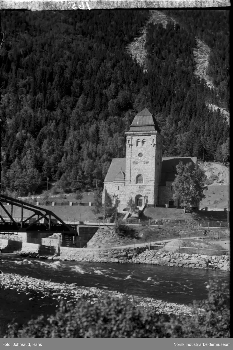 Rjukan kirke med trapp ned til Sam Eydes gate. Månaelven med Mæland bro. Vei opp til Blindtarmen.