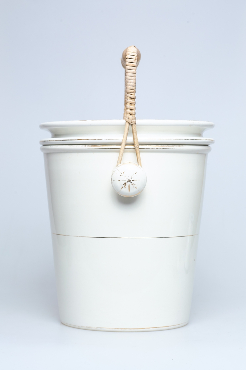Vaskestell i hvitt steingods med gullbemalt kant fra Egersund; a) vaskevannsfat, b) vaskevannsmugge, c) såpeskål, d) såpeskål.