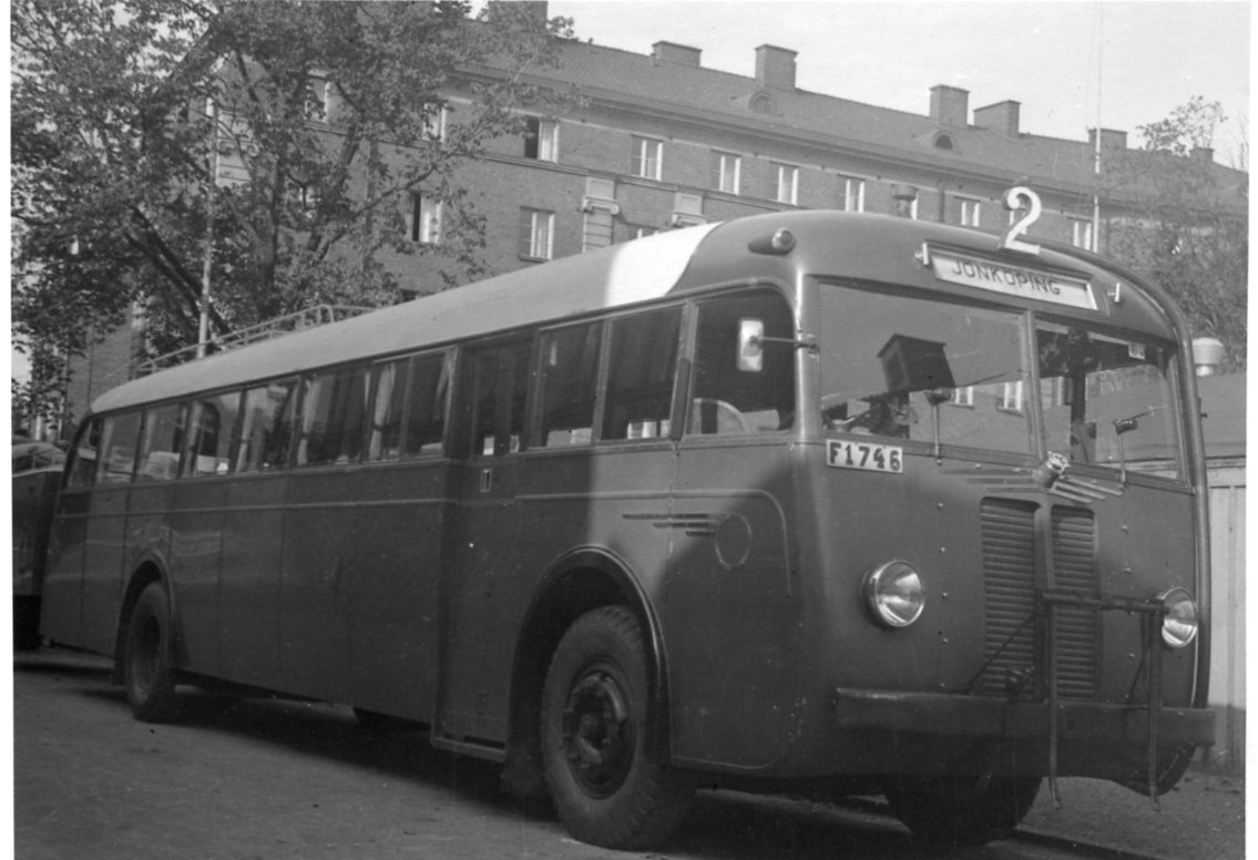 En buss tillhörande JGÖ-trafiken (Jönköping-Gränna-Ödeshög) står parkerad. Bussen har en 2:a på taket i fronten och skyltad mot "Jönköping".