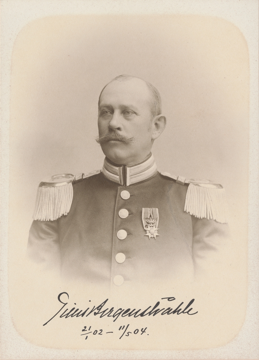 Porträtt av Gillis Bergenstråhle, överste vid Göta livgarde I 2.

Se även bild AMA.0006852 och AMA.0006981.