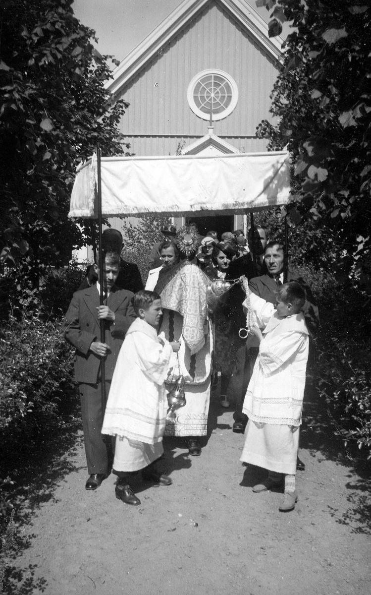 Oskarströms sn, Gamla Nissastigen 72. Oskarströms församling. Kv Björsgård. Katolska kyrkan. Kristi lekamens procession, 1938. Kyrkan byggdes 1922.