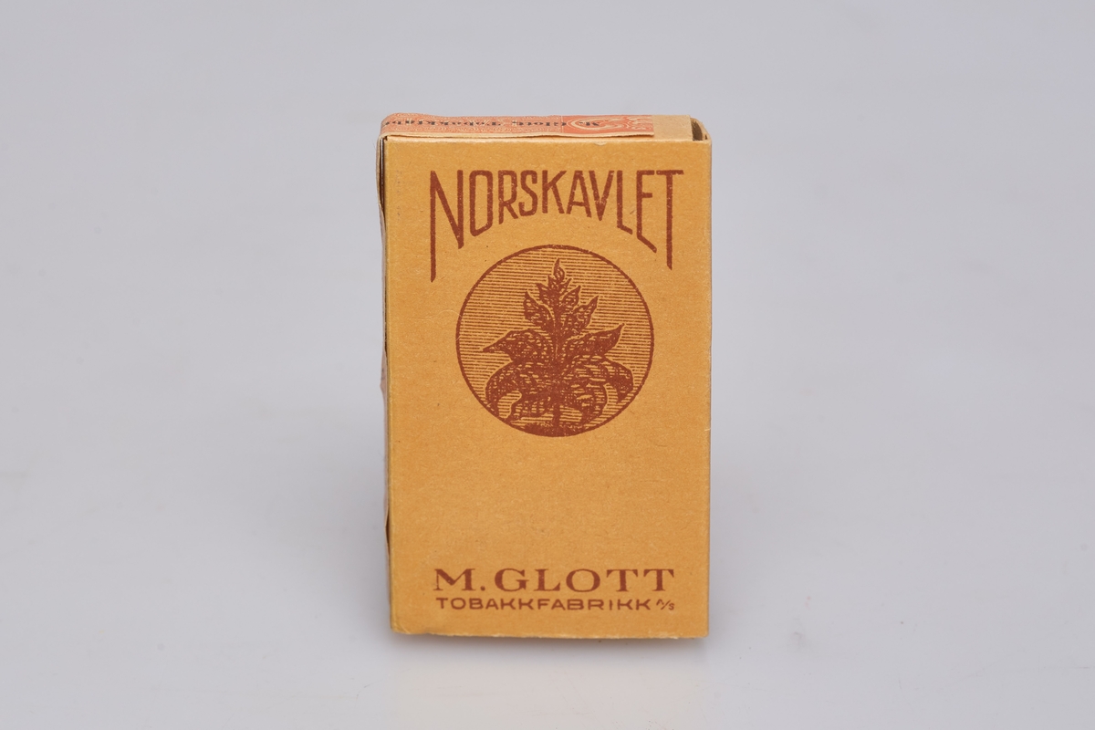 Sigaretter, 1 pakke. Norsk avlet tobakk, dvs dyrket i Norge som var vanlig under andre verdenskrig.
