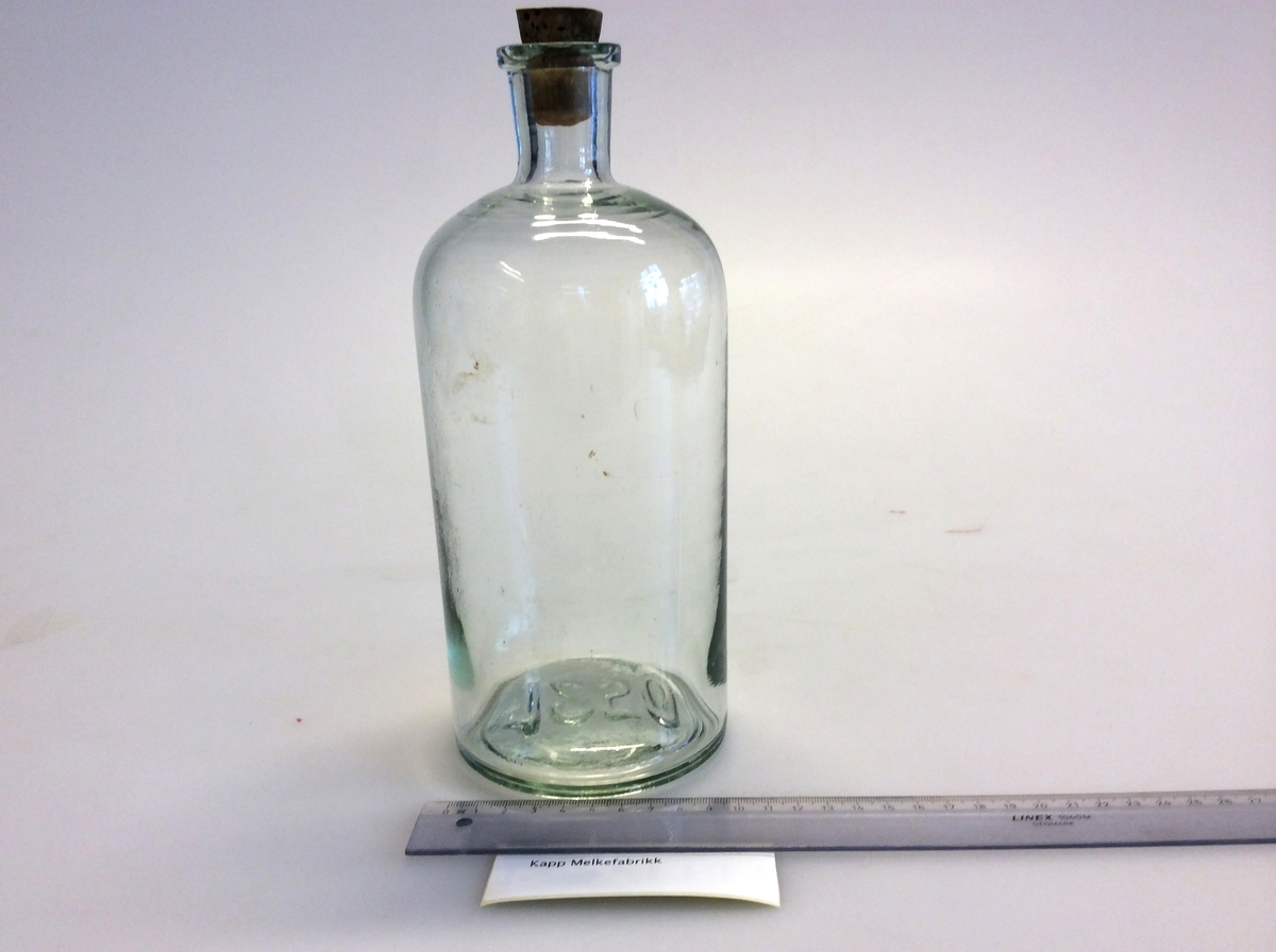 Flaske (A) med avrundet bunn, som hviler på en ring (B) av kork. Flaske brukes for destillasjon. Den har en sidearm som er innstilt på 75 grader til den vertikale aksen. For bruk med termometre kalibrert for 76mm nedsenking.
