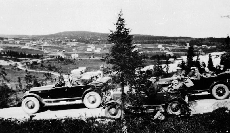 Tre åpne bilder som frakter turister på Sjusjøen, Ringsakerfjellet, ca. 1928-30. Foto: Anno Domkirkeodden. (Foto/Photo)