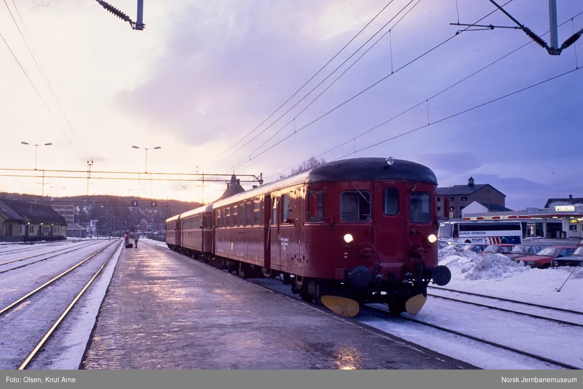 Dieselmotorvognene BM 86 15 og BM 86 25 og styrevogn BFS 86 99 (nærmest) med persontog til Rødberg på Kongsberg stasjon