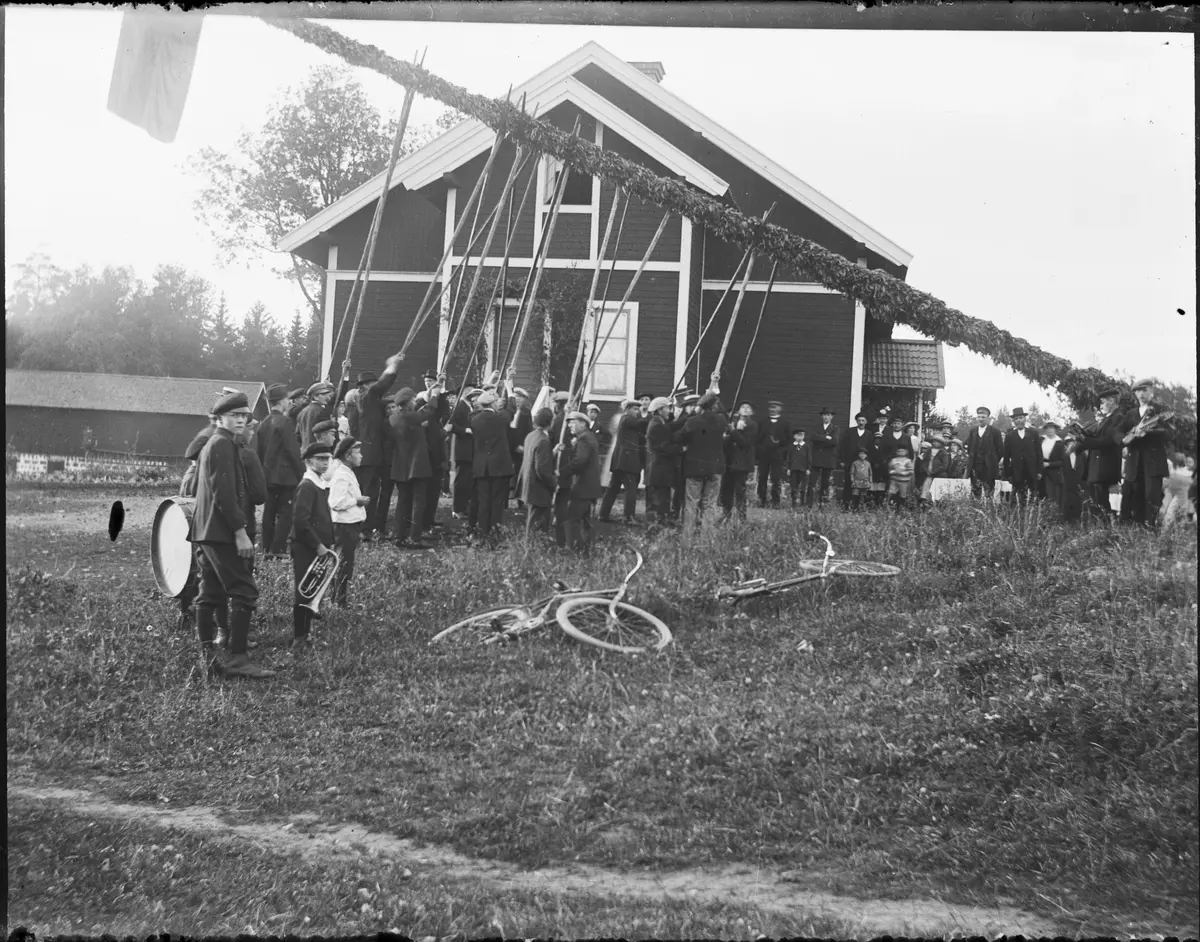 Resning av midsommarstång, Österbybruk, Uppland - Upplandsmuseet