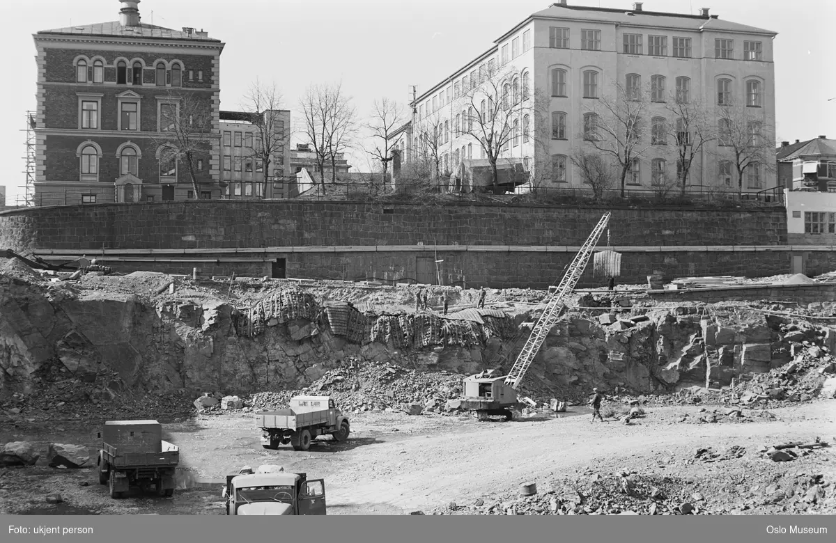 rivningstomt, byggetomt, menn, anleggsarbeidere, lastebiler, kran, mur, Oslo tekniske skole, Ruseløkka skole