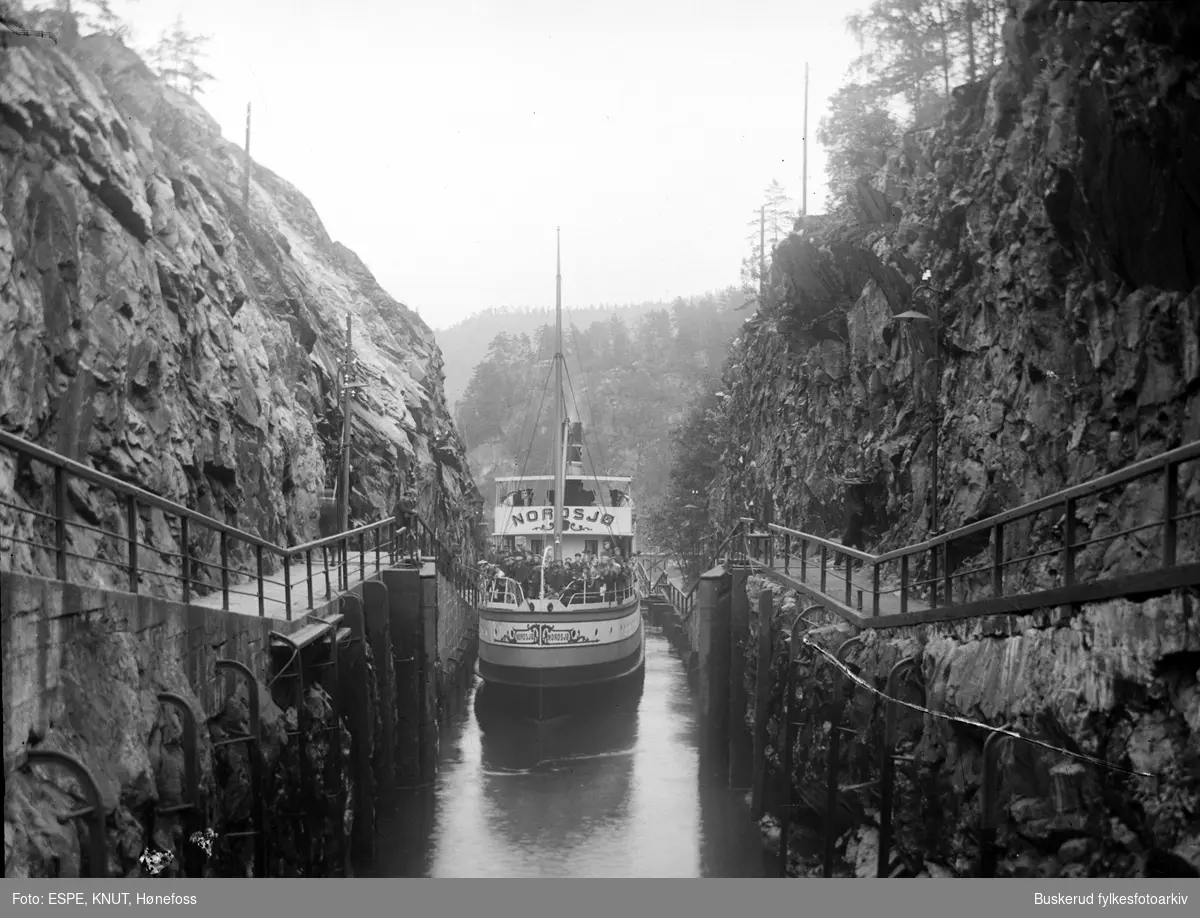 I Løveid  sluser Damskipet Nordsjø bygget i 1866. Telemark kanalen 1907