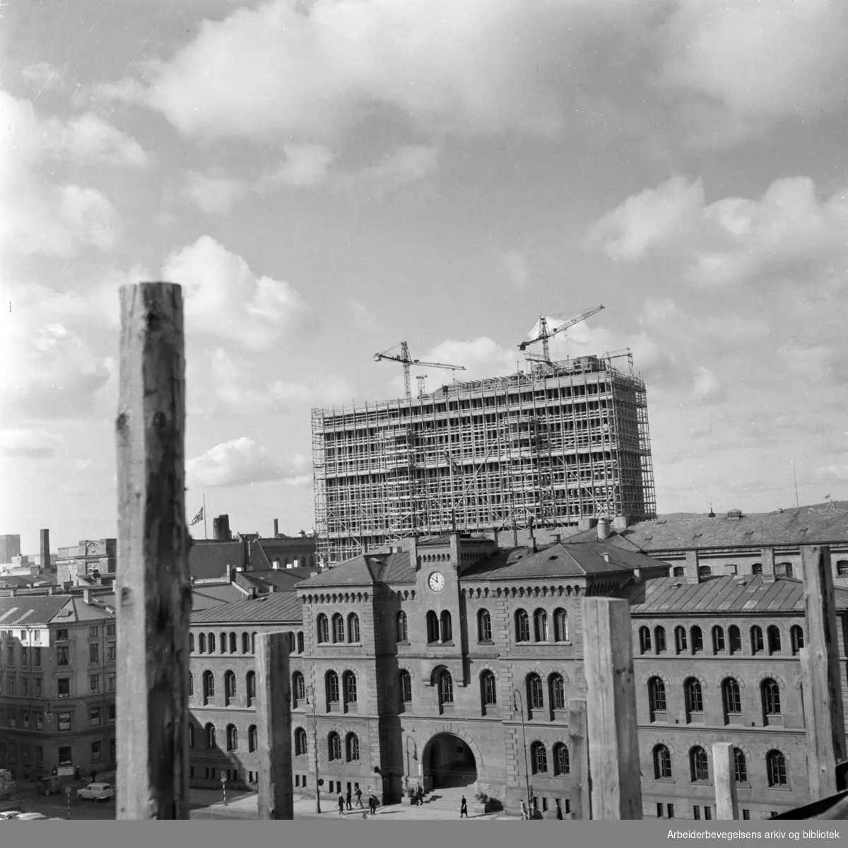 Regjeringskvartalet under bygging. Utsikt fra Folkets Hus. Møllergata 19. Desember 1957