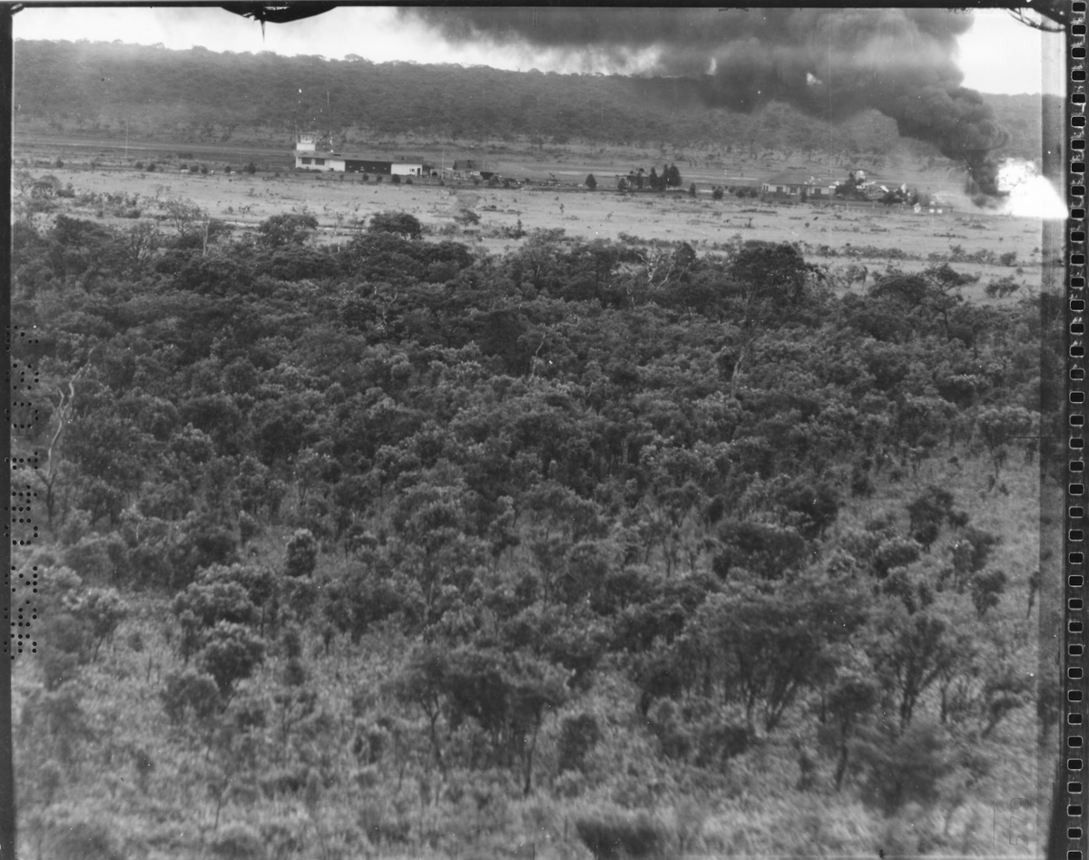 Flygspaningsbild av flygfältet i Kolwezi efter flyganfall under Kongokrisen den 29 december 1962. Förstörda flygplan i brand. Foto taget av F 22.