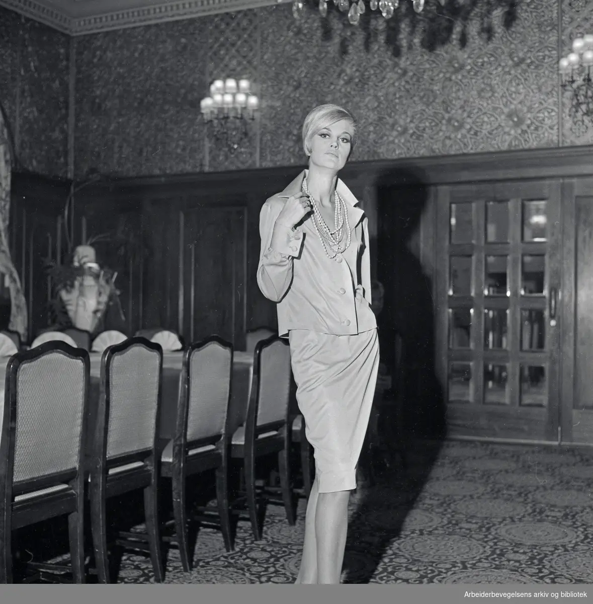 Motedesigneren William Duborgh Jensen viser sin kolleksjon på Hotel Bristol. 1963.