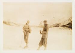 Påsken 1927 på Møsstrond. To menn på skitur i snødekt fjella