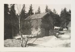 Hus på Gullia, Lysaker 1926. Hus med garasjedel.