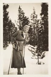Fagerli, påske 1931. Kvinne på langrenski i snøen. Skiklærne