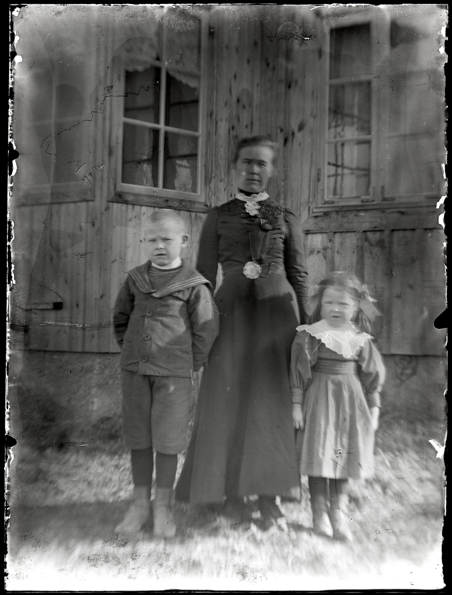 Anna Andersson med barnen Oliver och Ester