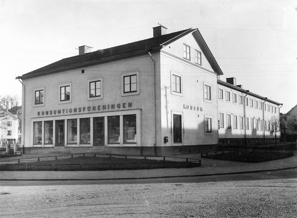 Konsumtionsföreningens egen fastighet vid Vennerbergsplatsen inrymmande speceri- och charkuteributik, charkuterifabrik, centrallager och kontor.