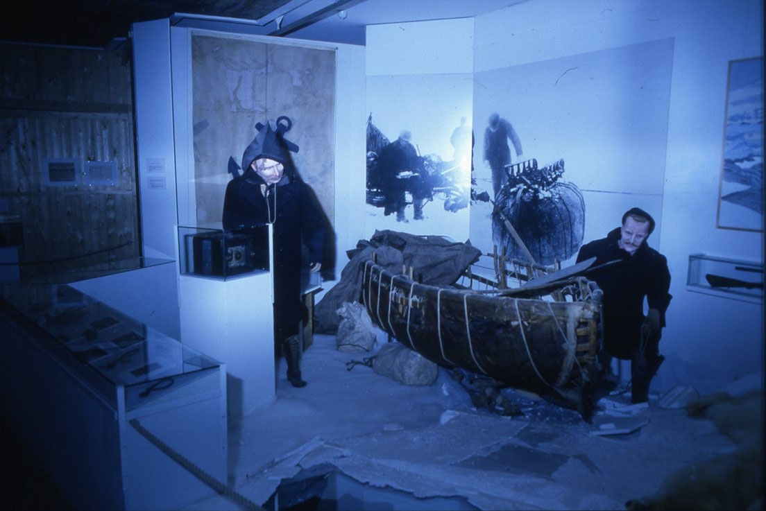 Interiör från Andréeutställning. "Strindberg" vid kameran och "Fraenkel" hukad bakom deras båt.