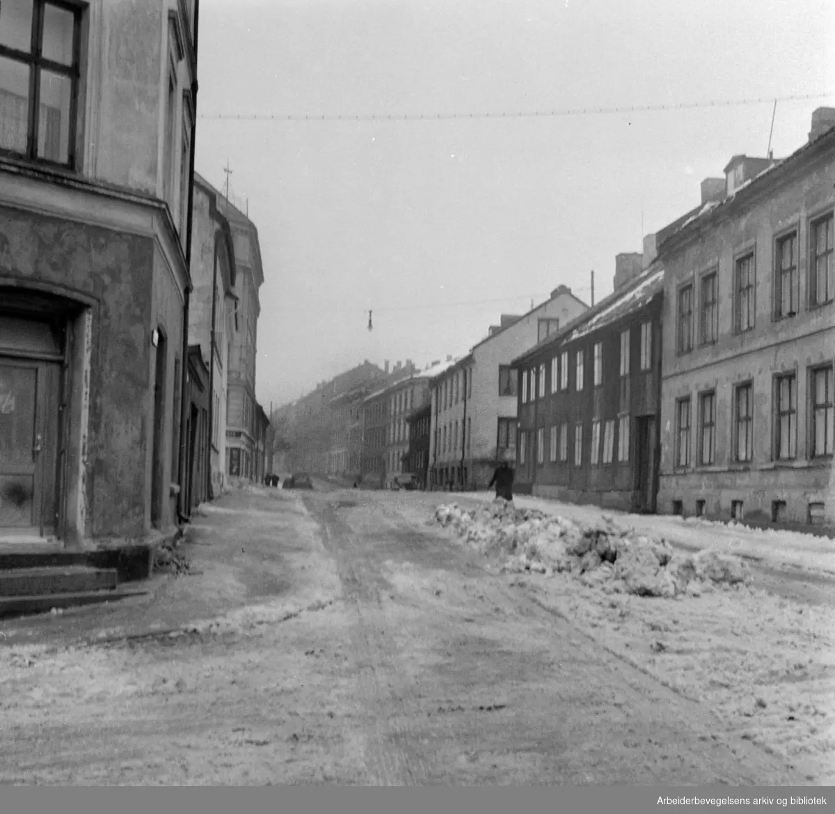 Øvre gate. Gården helt til venstre i bildet er Korsgata 10, med inngang i Øvre gate. Februar 1958