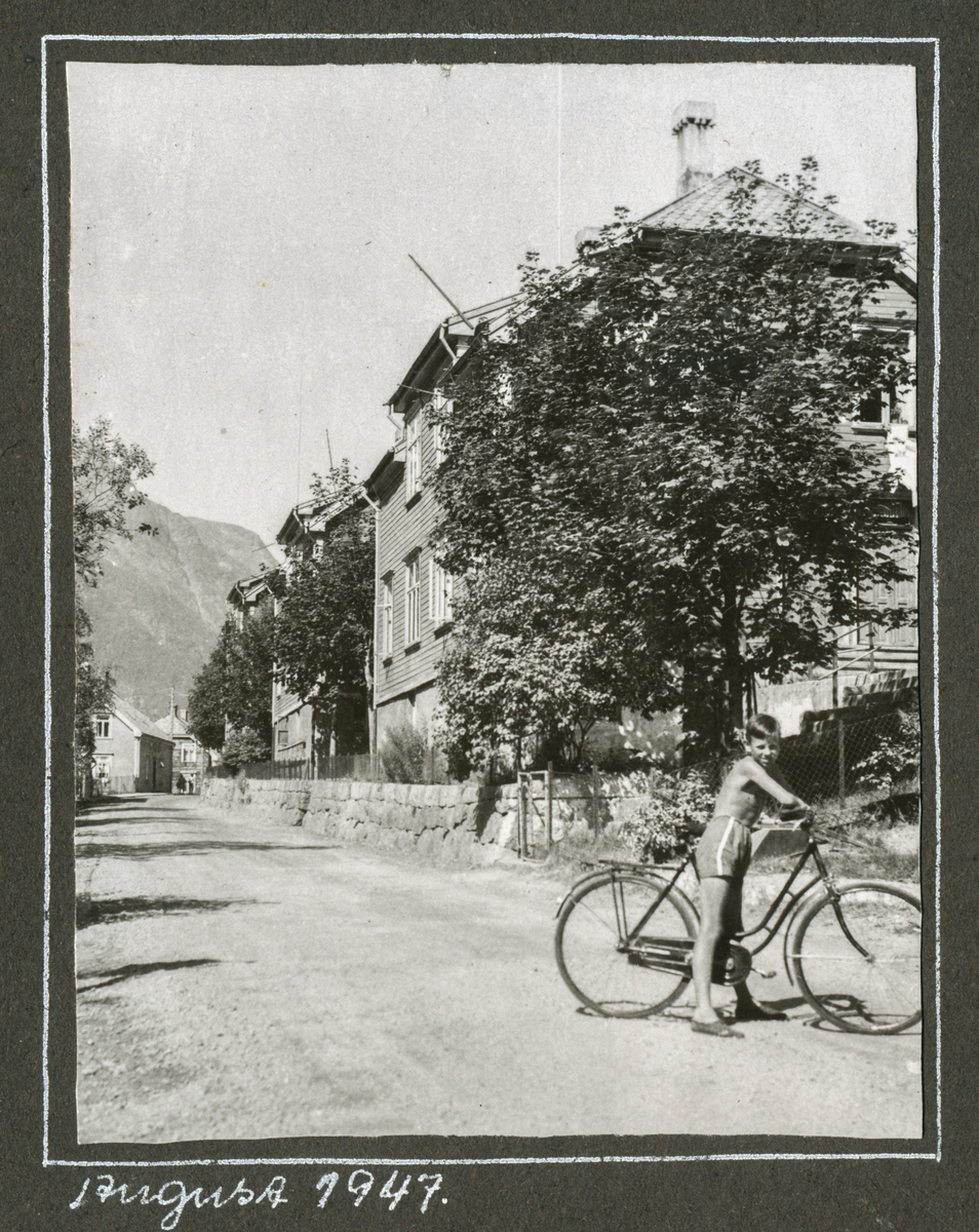 Gut på sykkel ved "Verdens ende"  i Tyssedal, august 1947.