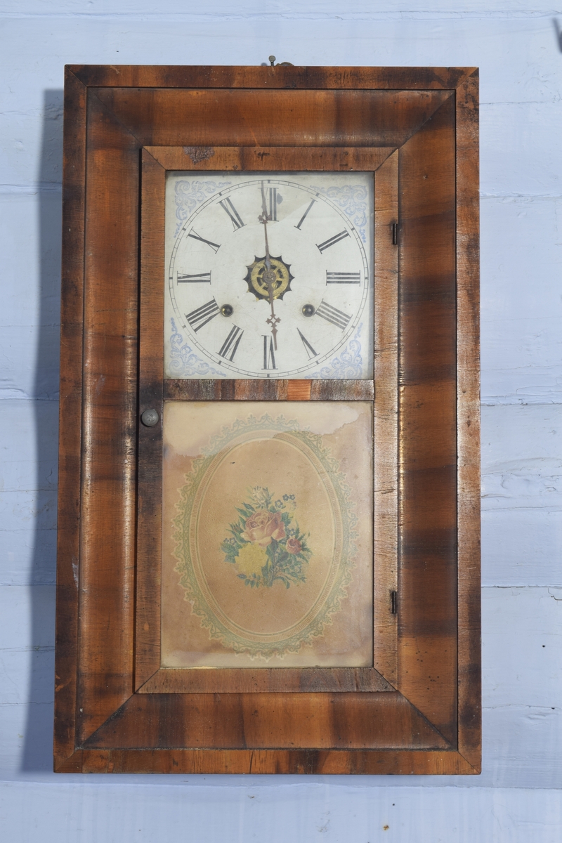 Amerikansk "farmer clock". Ble bygget og produsert fra midten av 1800-tallet - spesielt i Connecticut USA. Rektangulær i form, med glassdør delt i to. Nederste del som regel dekorert med blomster, skip mv. Nøkkeltrekk og hold.