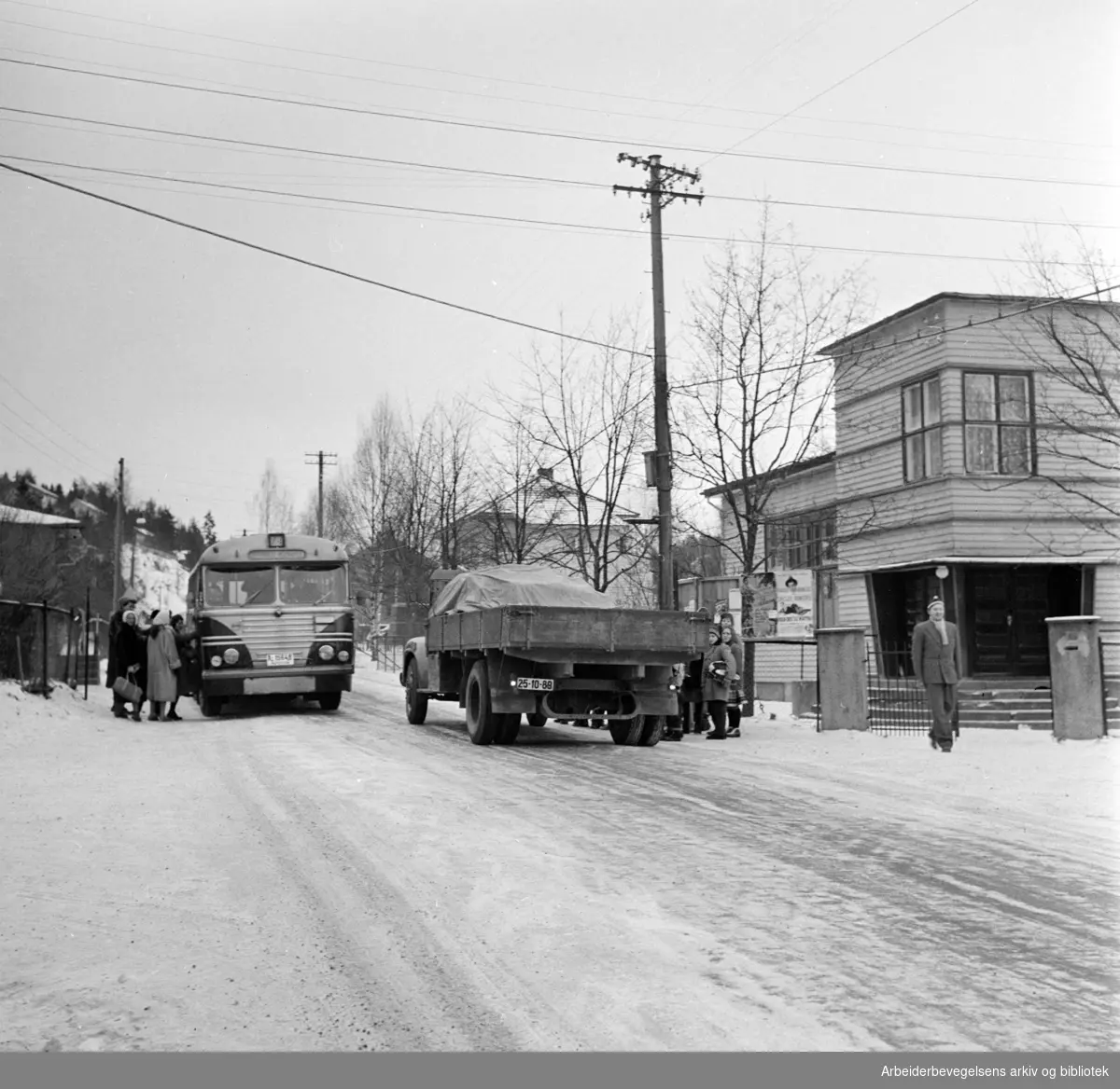 "Prinsdal - fra hyttestrøk til villaforstad." Bussholdeplassen utenfor Prinsdal velhus. Februar 1960