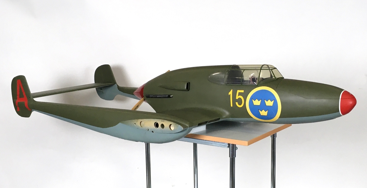 Modellflygplan, Saab J 21A. Kropp och bommar av glasfiber, vingar av balsaträ. Radiostyrd, med metanoldriven motor.