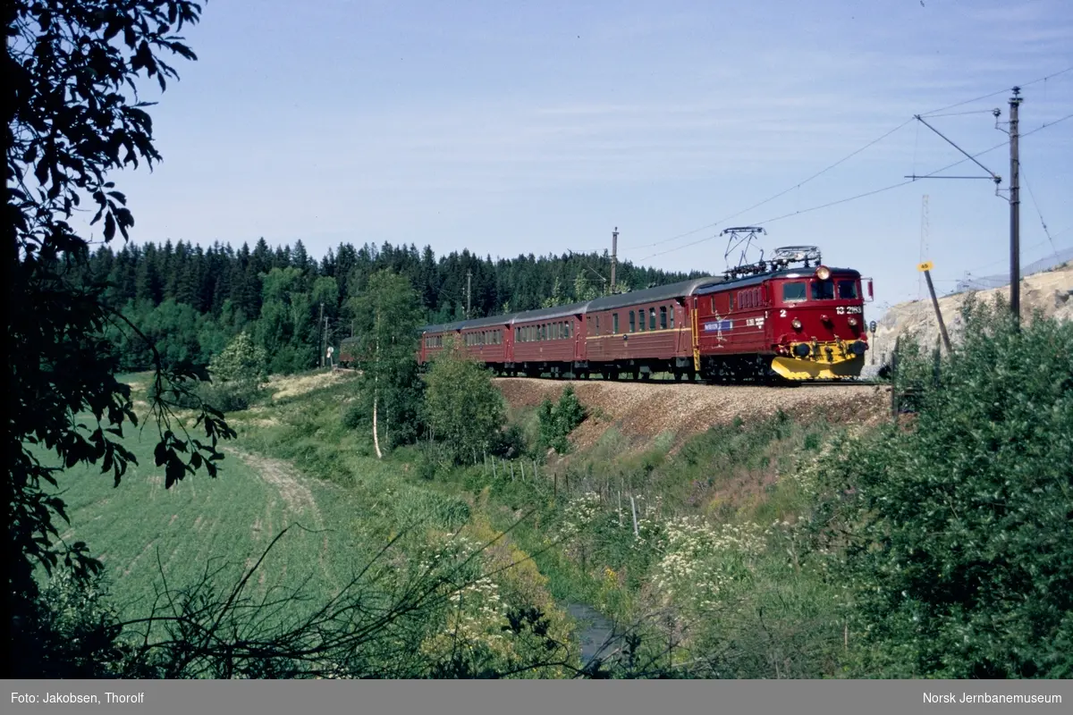 Elektrisk lokomotiv El 13 2163 med hurtigtog fra Oslo S til Halden, tog 147, nord for Tveter holdeplass på Østfoldbanen