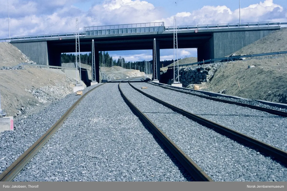 Bygging av nytt dobbeltspor på Østfoldbanen. Ny bru for E18.  Nye skinner er lagt ut