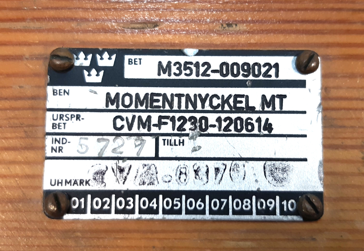 Momentnyckel MT i metall, mätområde 65-225 Nm. Förvaras i etui av trä, märkt: "CTS".
På insidan av etuiets lock finns en kalibreringstabell.