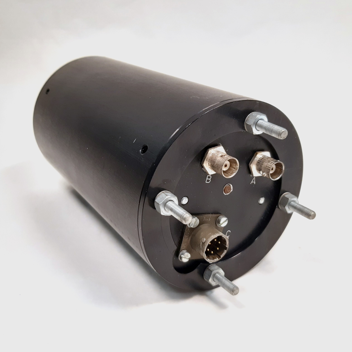 Sändare SU2-S, ind-nr: 2446. Sändaren består av en cylinderformad behållare i svart metall.