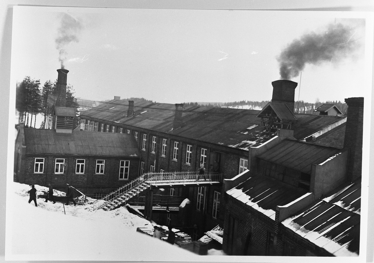 Raufoss Patronfabrikk ca. 1912. Bildet viser den gamle fabrikkbygningen etter ombyggingen i 1909. Her var det Brannrørverksted, Mantelverksted, Verktøyavdeling, Kontrollavdeling m.m.