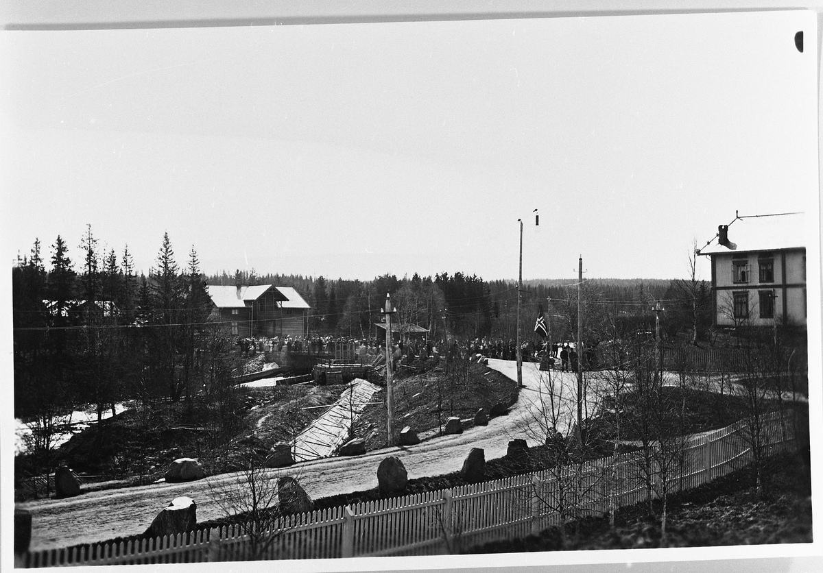 Raufoss sentrum ca. 1908. Bildet viser 17.mai toget, trolig i 1908. Det er tatt fra Direktørhagen. I bakgrunnen ser vi Brubakken skole.