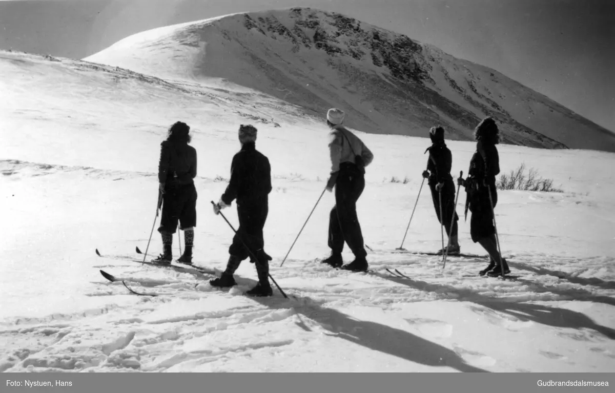 På ski ovanfor Toftesetra på Dovrefjell. Blåberget i bakgrunnen. Påska 1944.