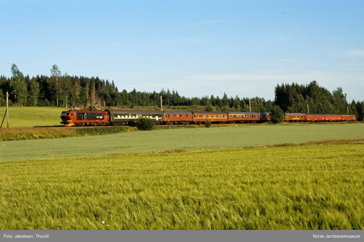 Ekspresstog til Oslo S, tog 462, med elektrisk lokomotiv El 16 ved ca. 29,5, like syd for Holstad stasjon på Østfoldbanen