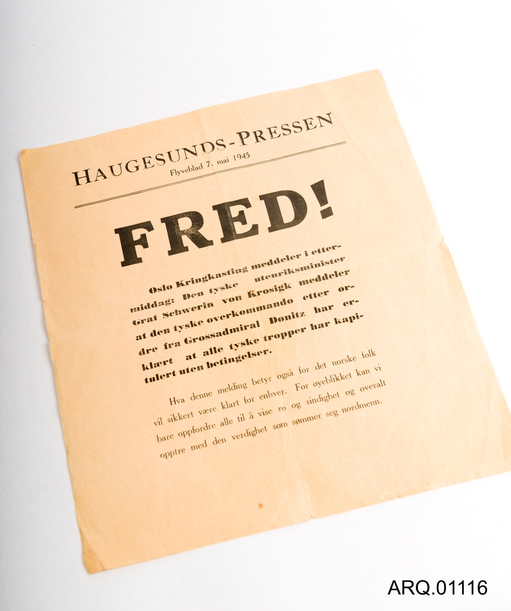 Et flygeblad fra Haugesunds-pressen 7. mai 1945 med informasjon om kapitualsjonen. At det er fred men folk oppfordres til å bevare sindigheten.